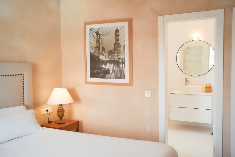 Dormitorio y baño