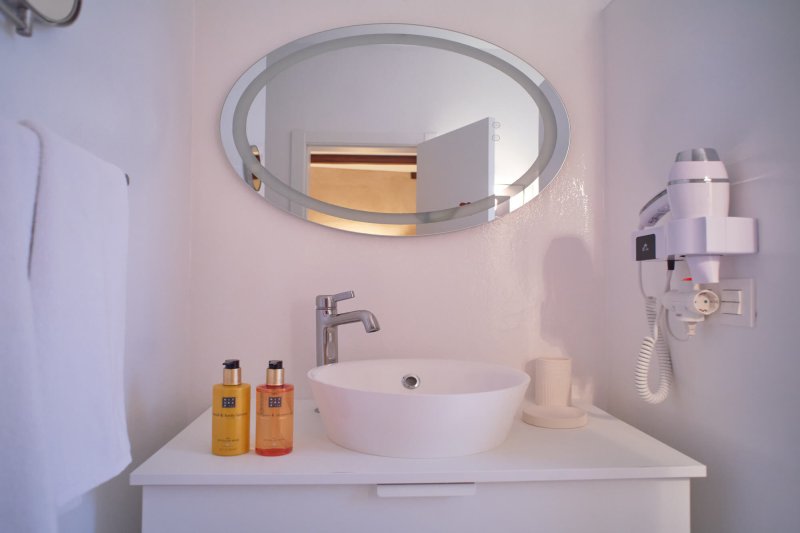 Baño con ducha en la suite