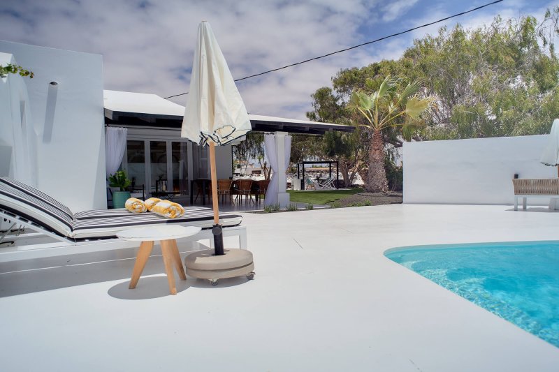 Solarium y piscina