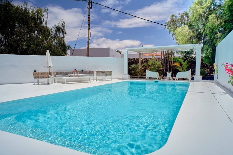 Piscina con dos zonas de relax