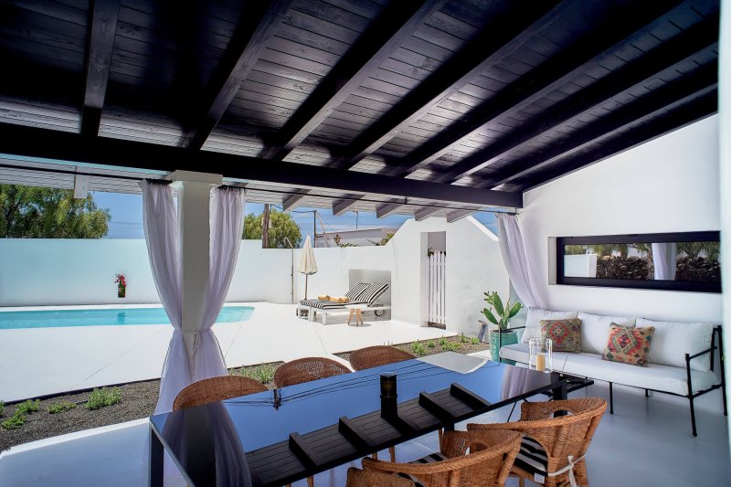 Vista de la piscina desde la terraza