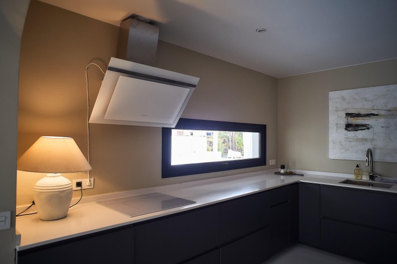 Cocina con ventana al jardin
