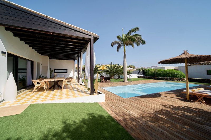 Piscina, terraza y jardín