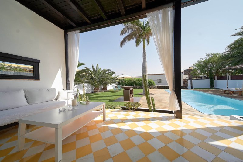 Terraza y sofá
