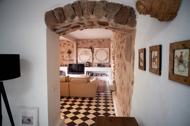 Arco de piedra hacia el salón