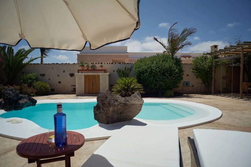 Solárium y piscina