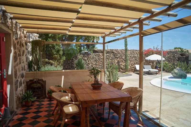 Comedor bajo la pérgola